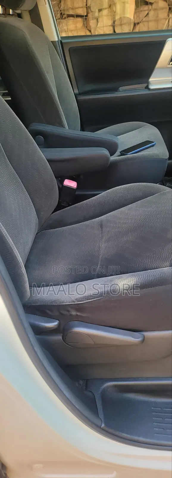 Toyota Noah 2.0 143hp AWD (7 Seater) 2012 White