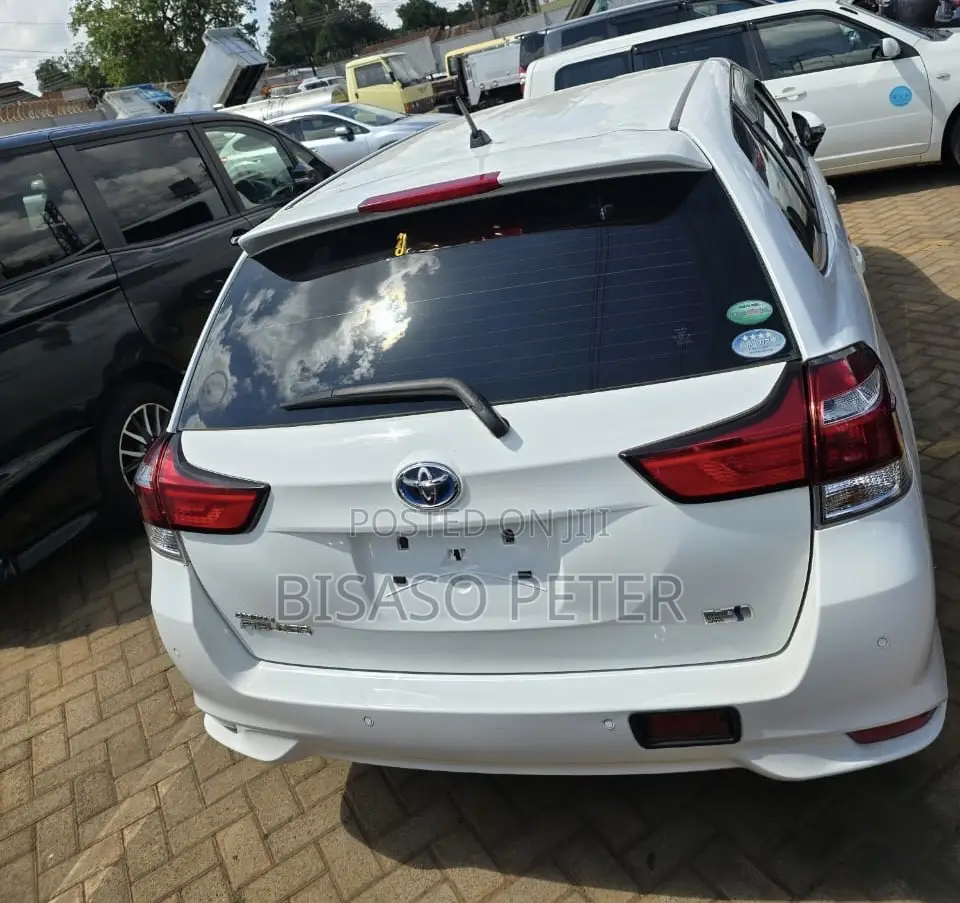 Toyota Corolla Fielder 1.5 Hybrid FWD 2018 White
