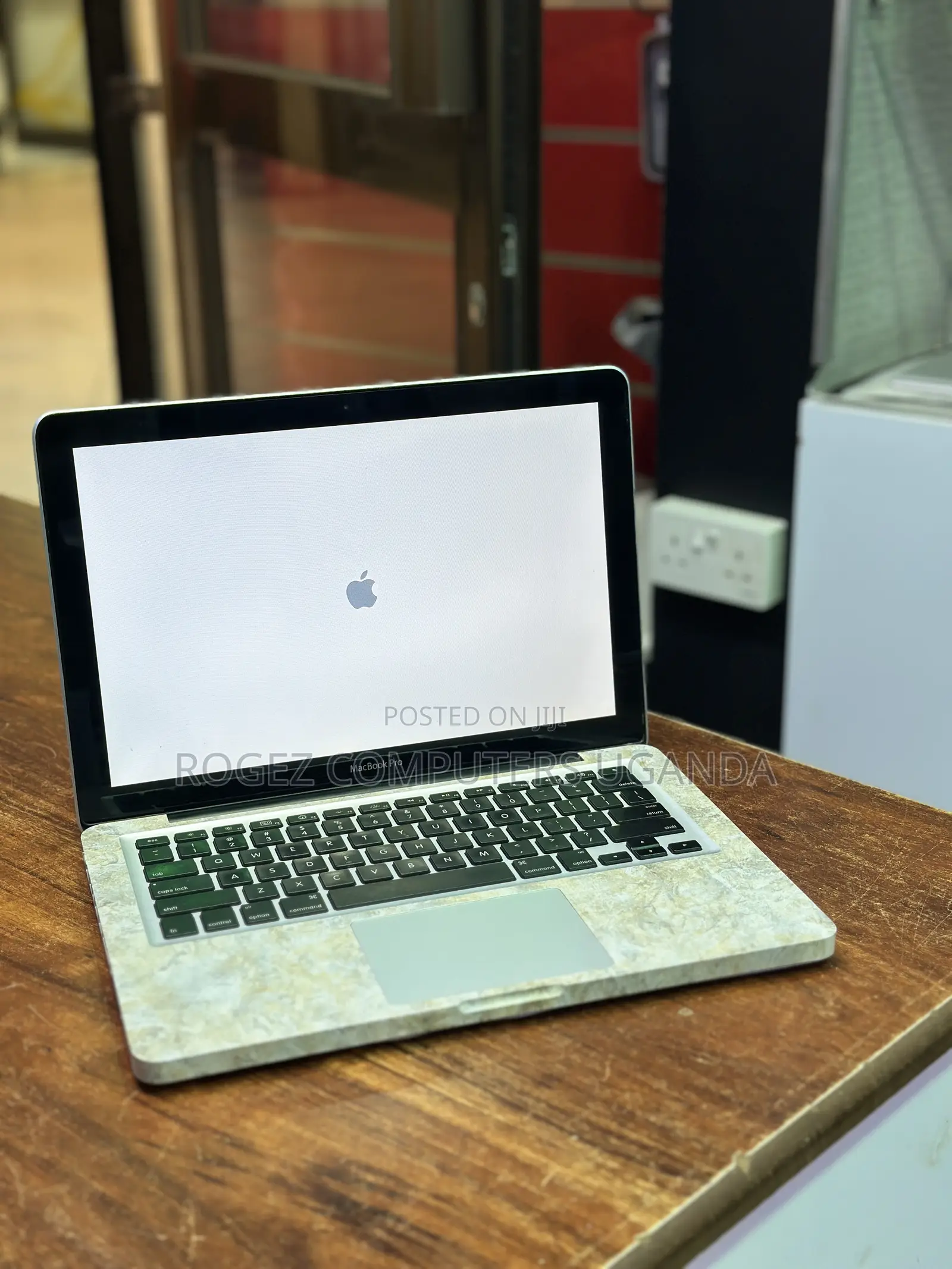 New Laptop Apple MacBook Pro 4GB Intel Core 2 Quad HDD 350GB