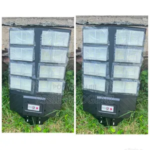 600w Solar Street Light Featuring Multiple LED Panels.