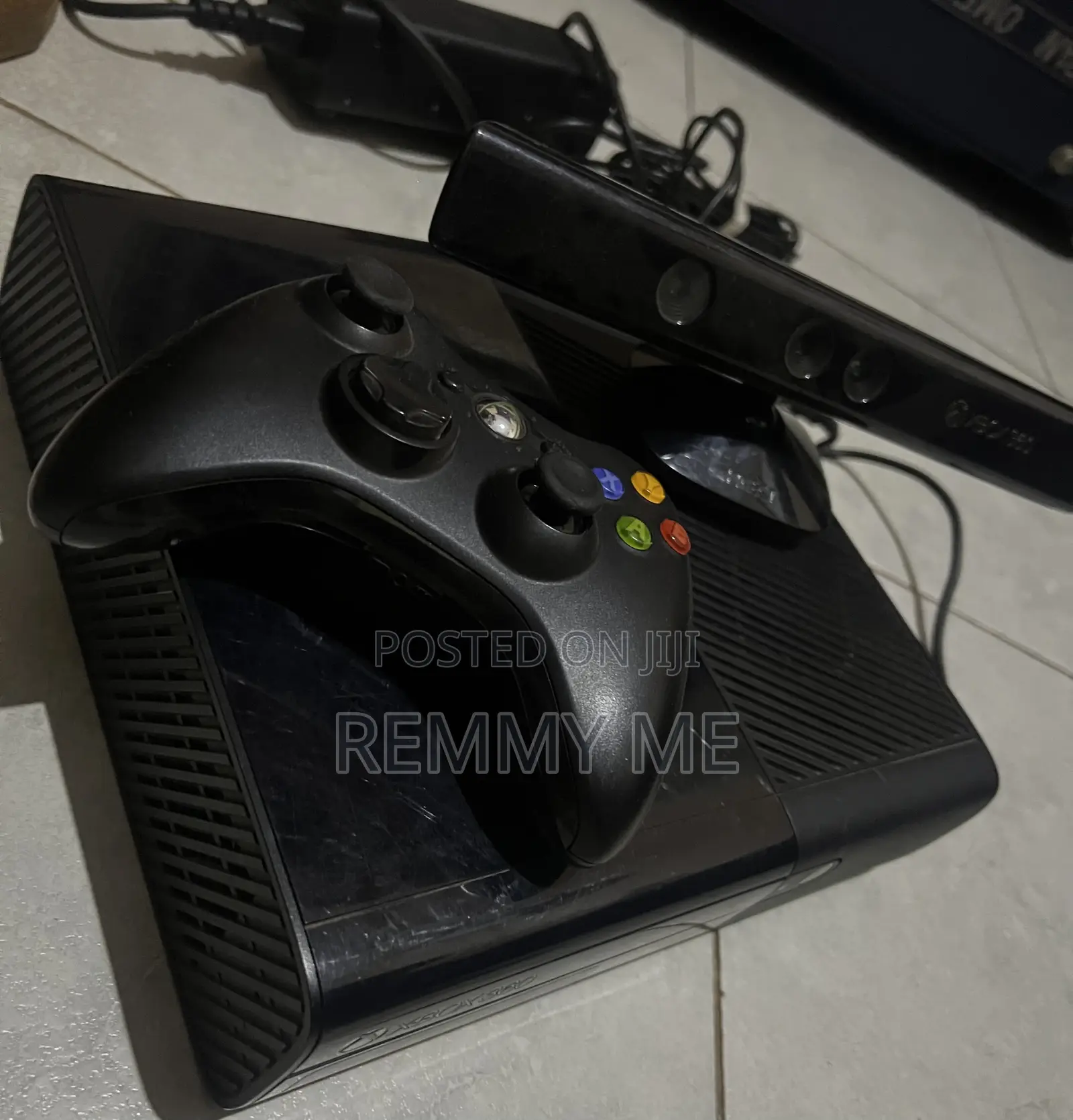 Xbox 360 E 250GB + Kinect + Original Wireless Controller