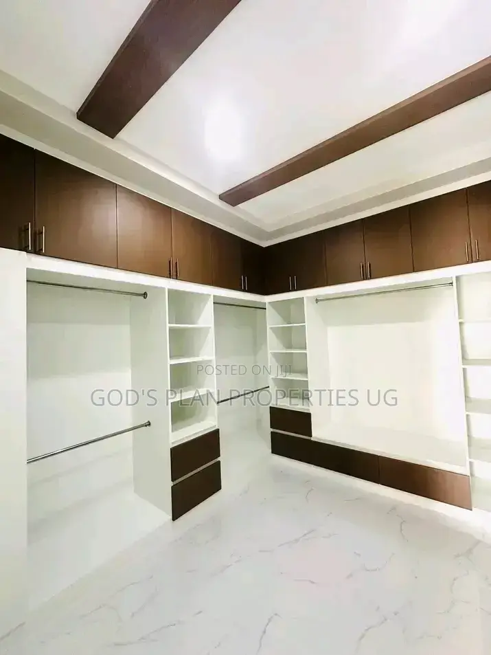 3bdrm Apartment in Muyenga Kiwafu, Central Division for rent