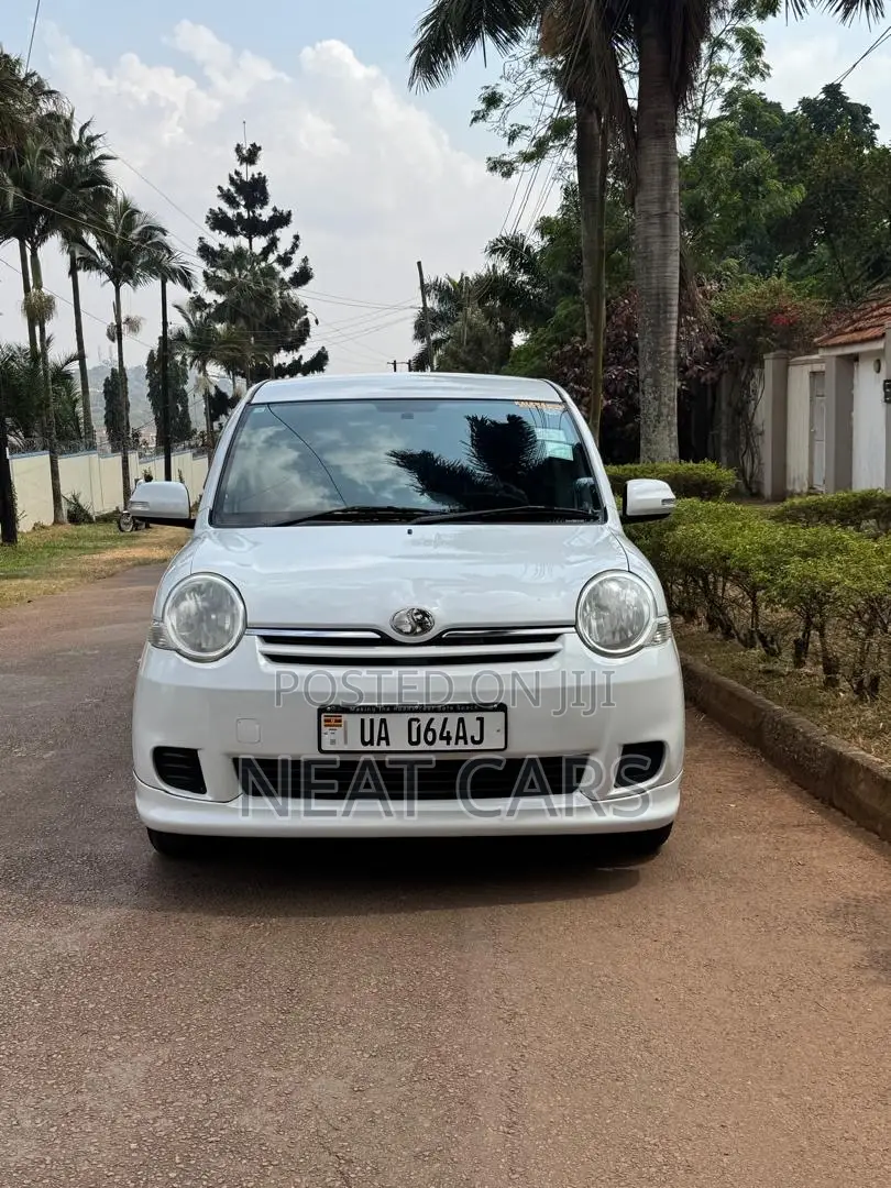 Toyota Sienta 2010 White
