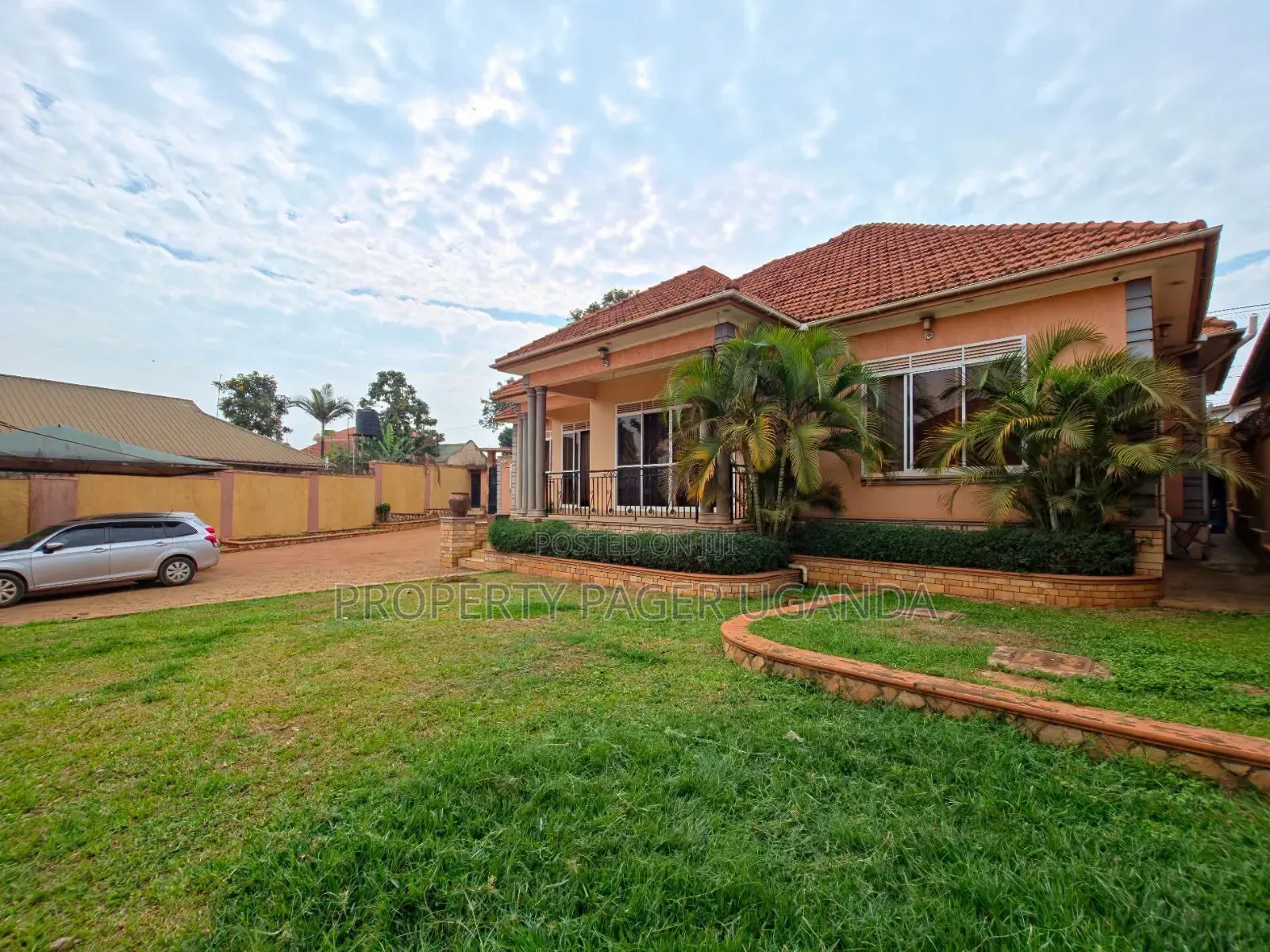 4bdrm Bungalow in Kyambogo, Nakawa for sale