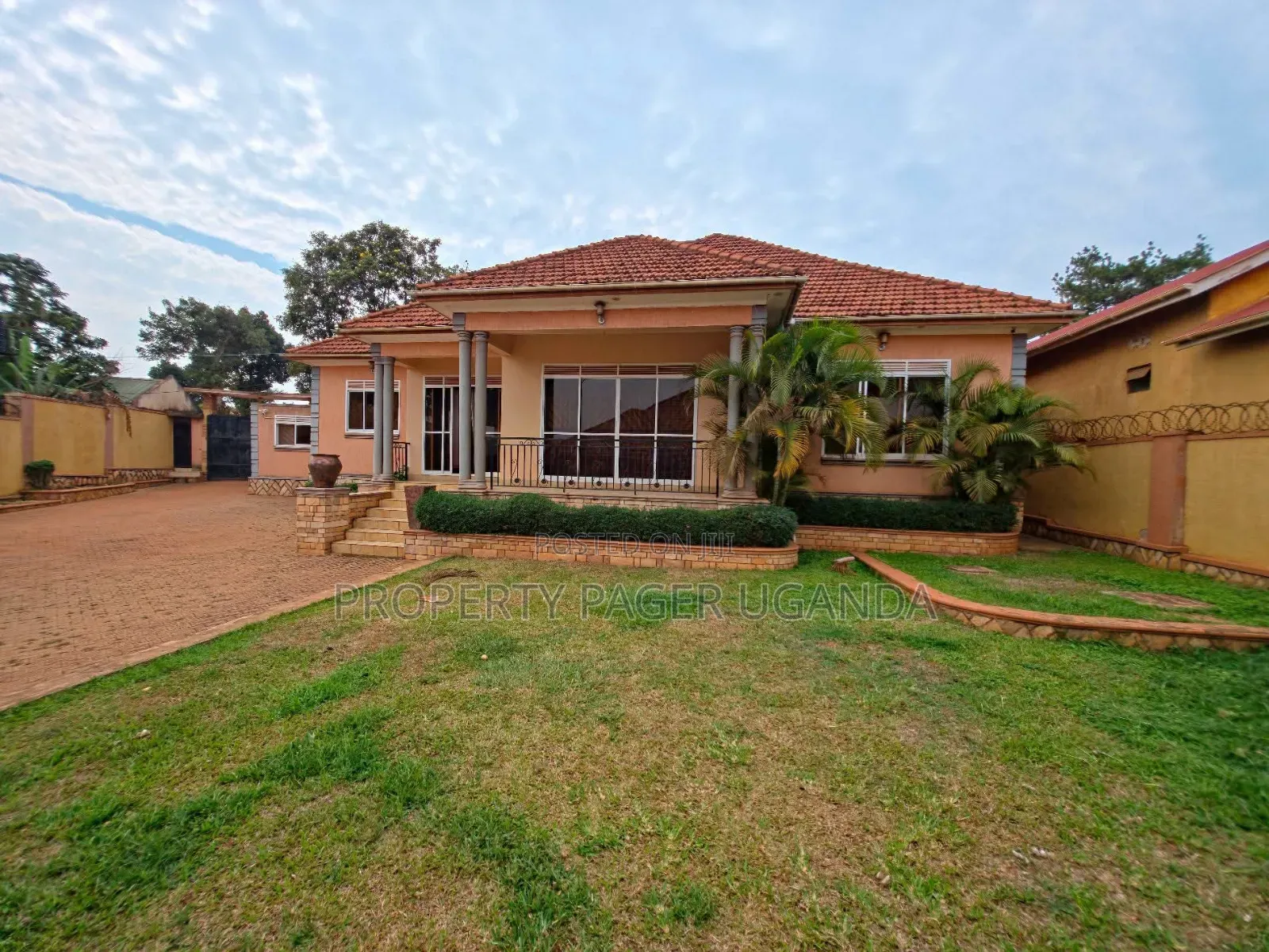 4bdrm Bungalow in Kyambogo, Nakawa for sale