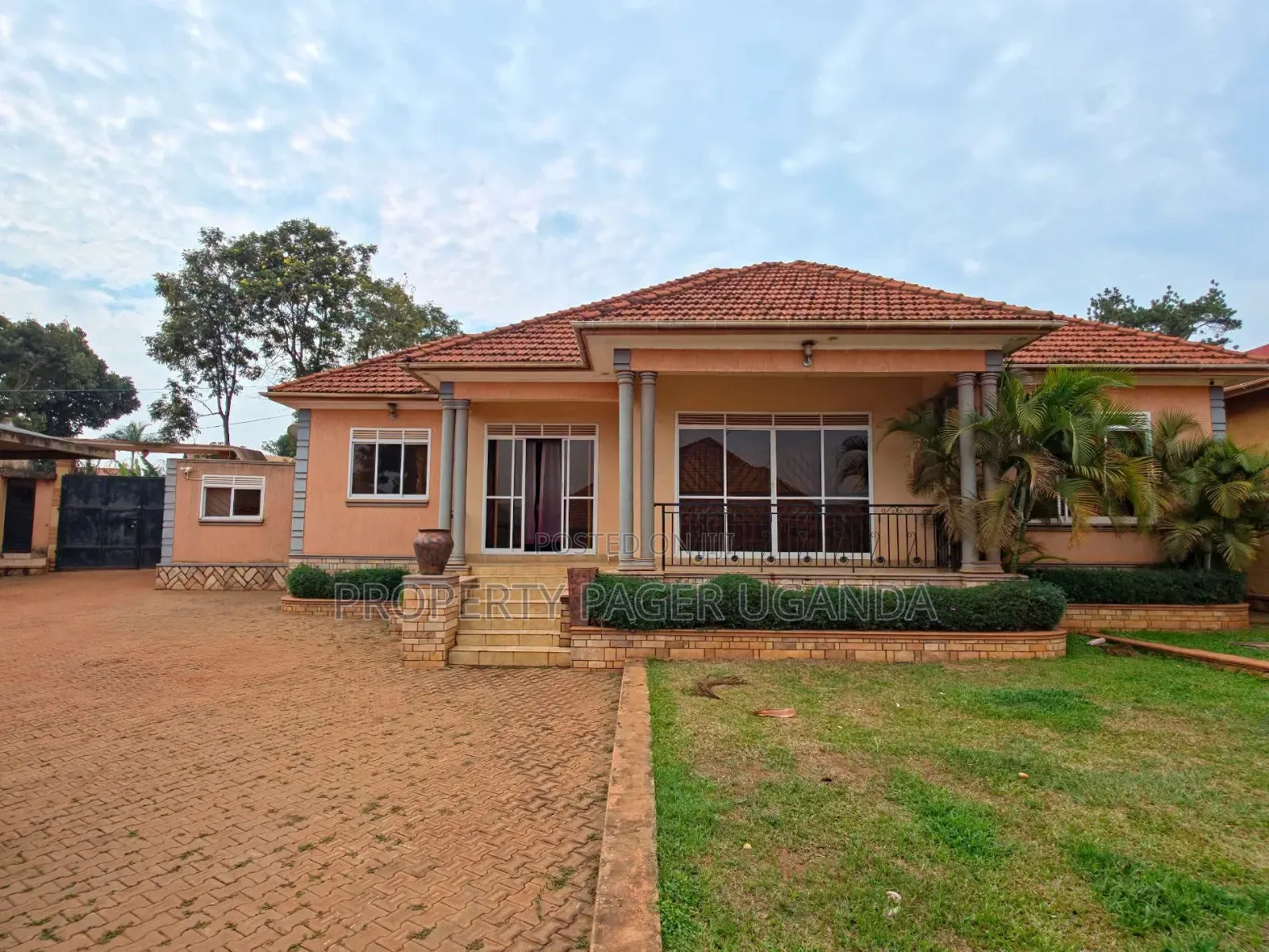 4bdrm Bungalow in Kyambogo, Nakawa for sale
