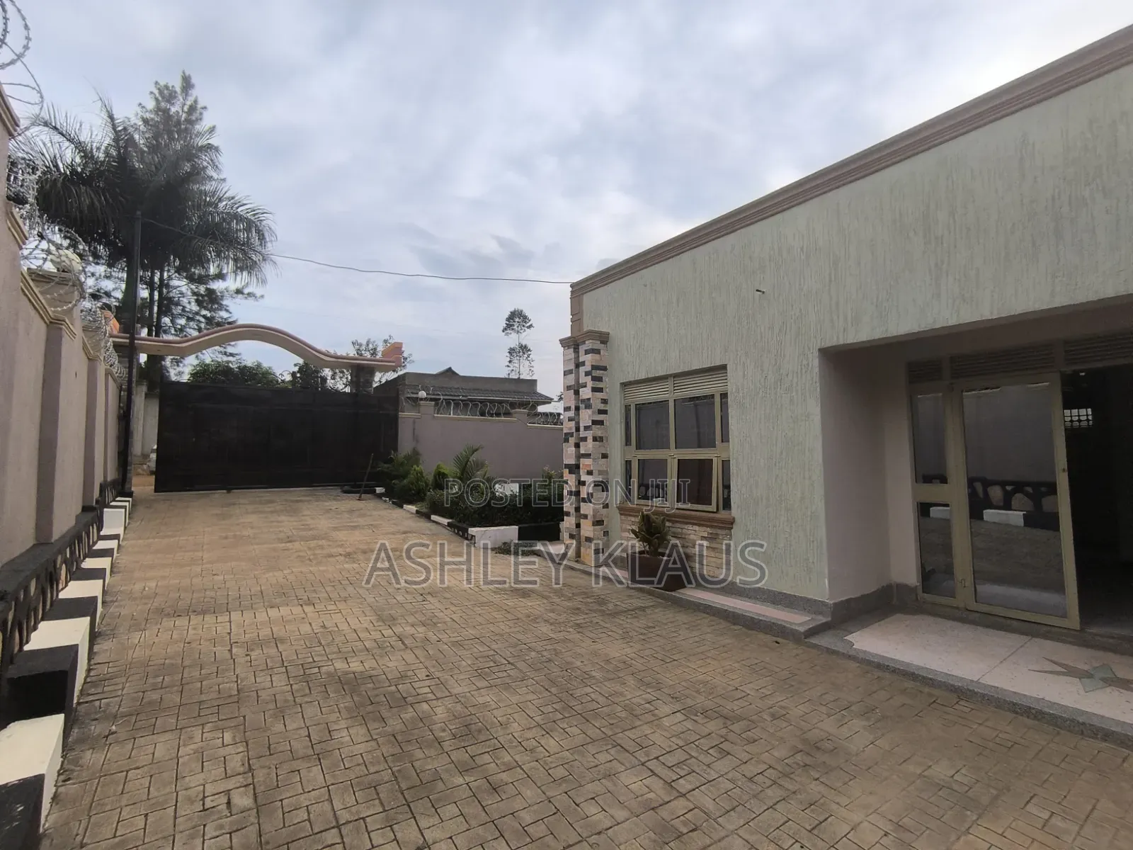 4bdrm House in Senge Estate, Wakiso / Wakiso for sale