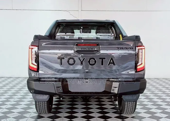 New Toyota Hilux 2025 Gray