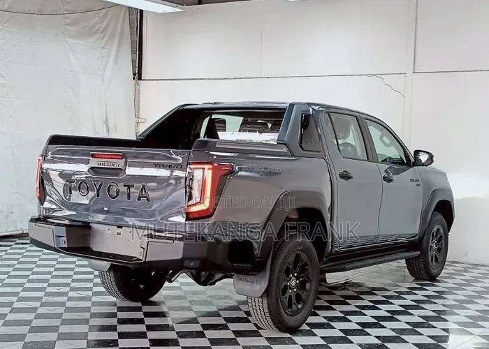 New Toyota Hilux 2025 Gray