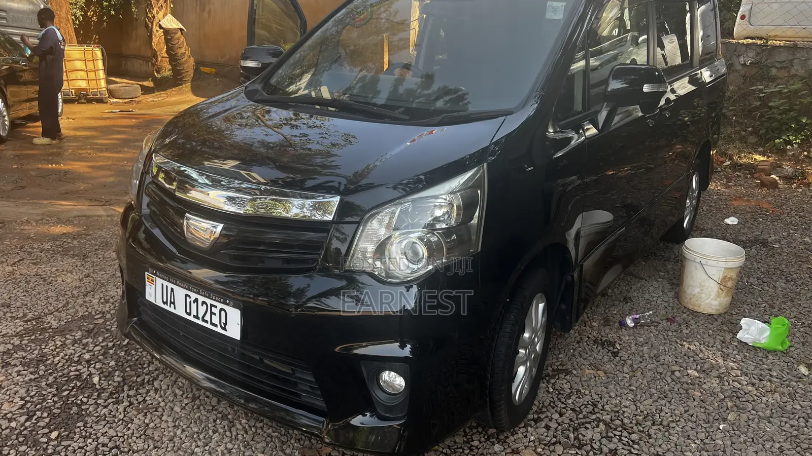 Toyota Noah 2.0 143hp FWD (8 Seater) 2013 Black