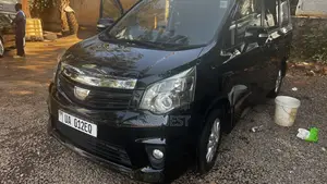 Toyota Noah 2.0 143hp FWD (8 Seater) 2013 Black