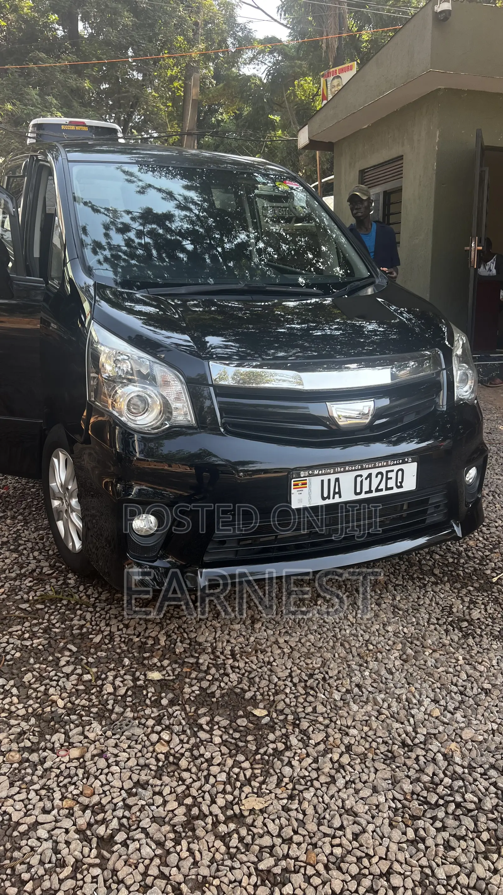 Toyota Noah 2.0 143hp FWD (8 Seater) 2013 Black