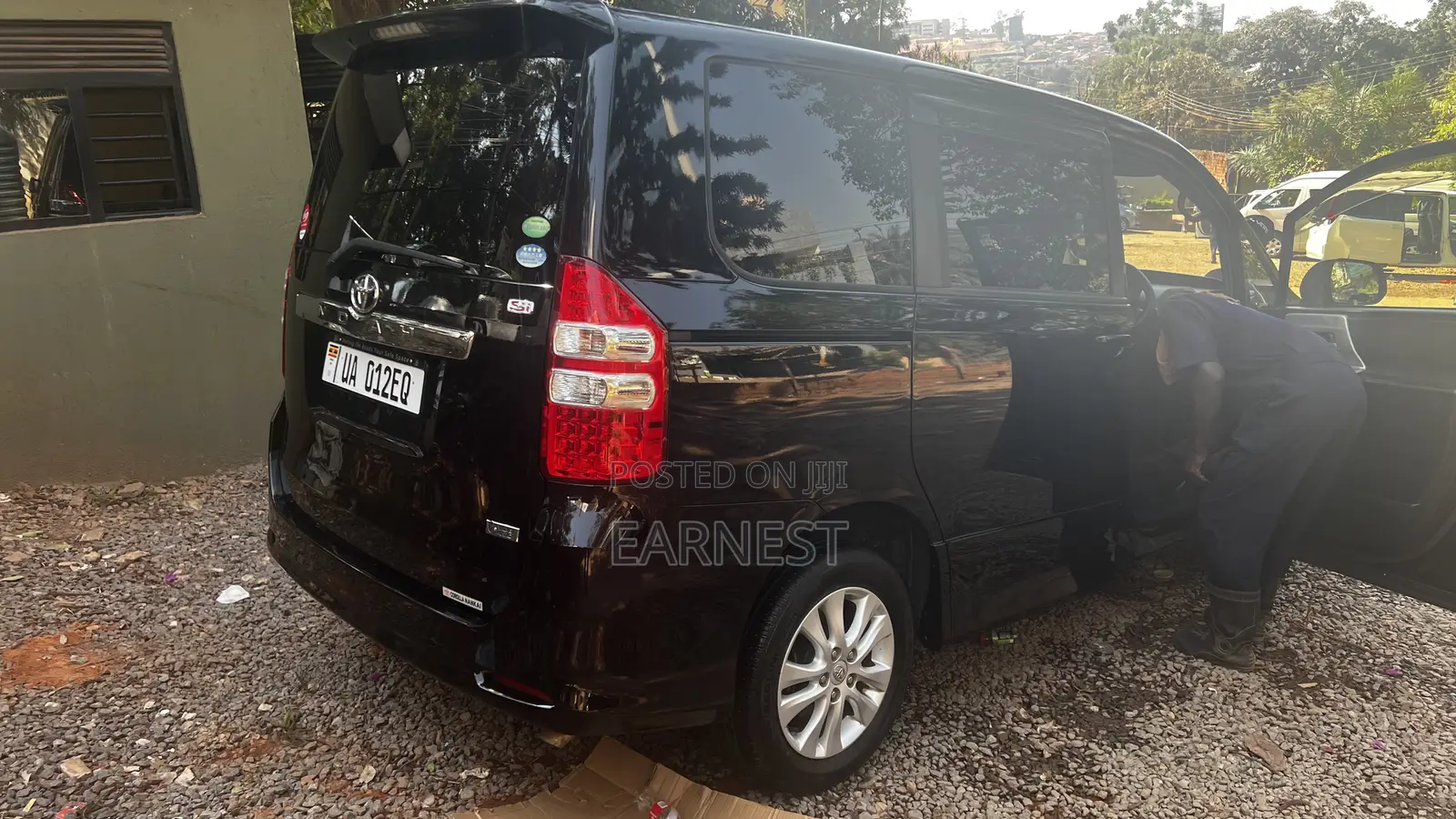 Toyota Noah 2.0 143hp FWD (8 Seater) 2013 Black