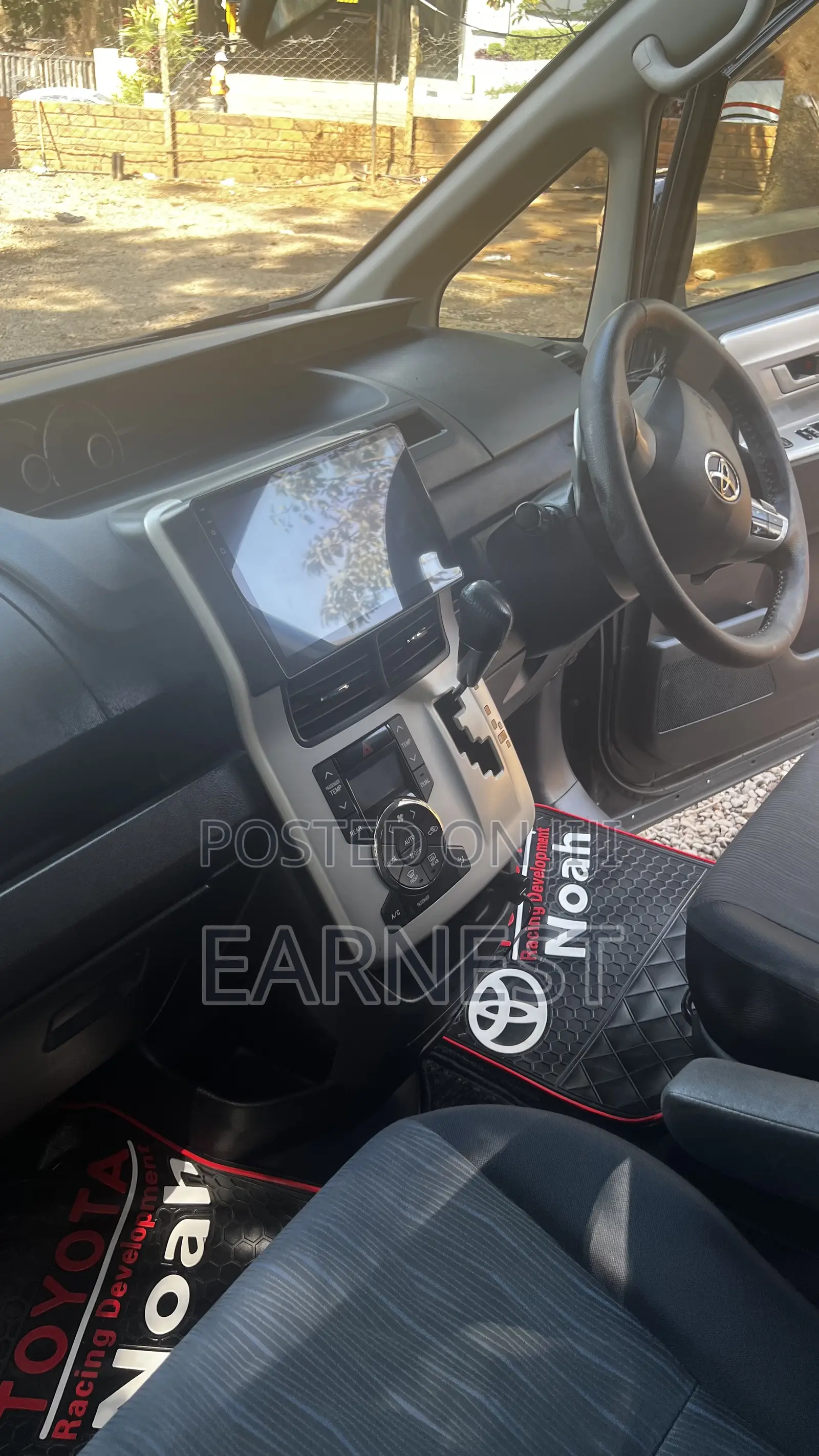 Toyota Noah 2.0 143hp FWD (8 Seater) 2013 Black