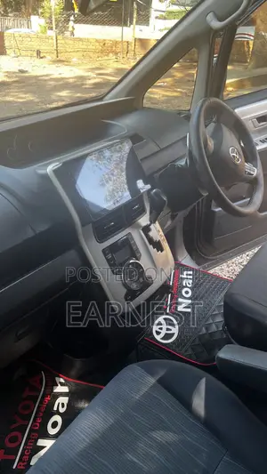 Toyota Noah 2.0 143hp FWD (8 Seater) 2013 Black