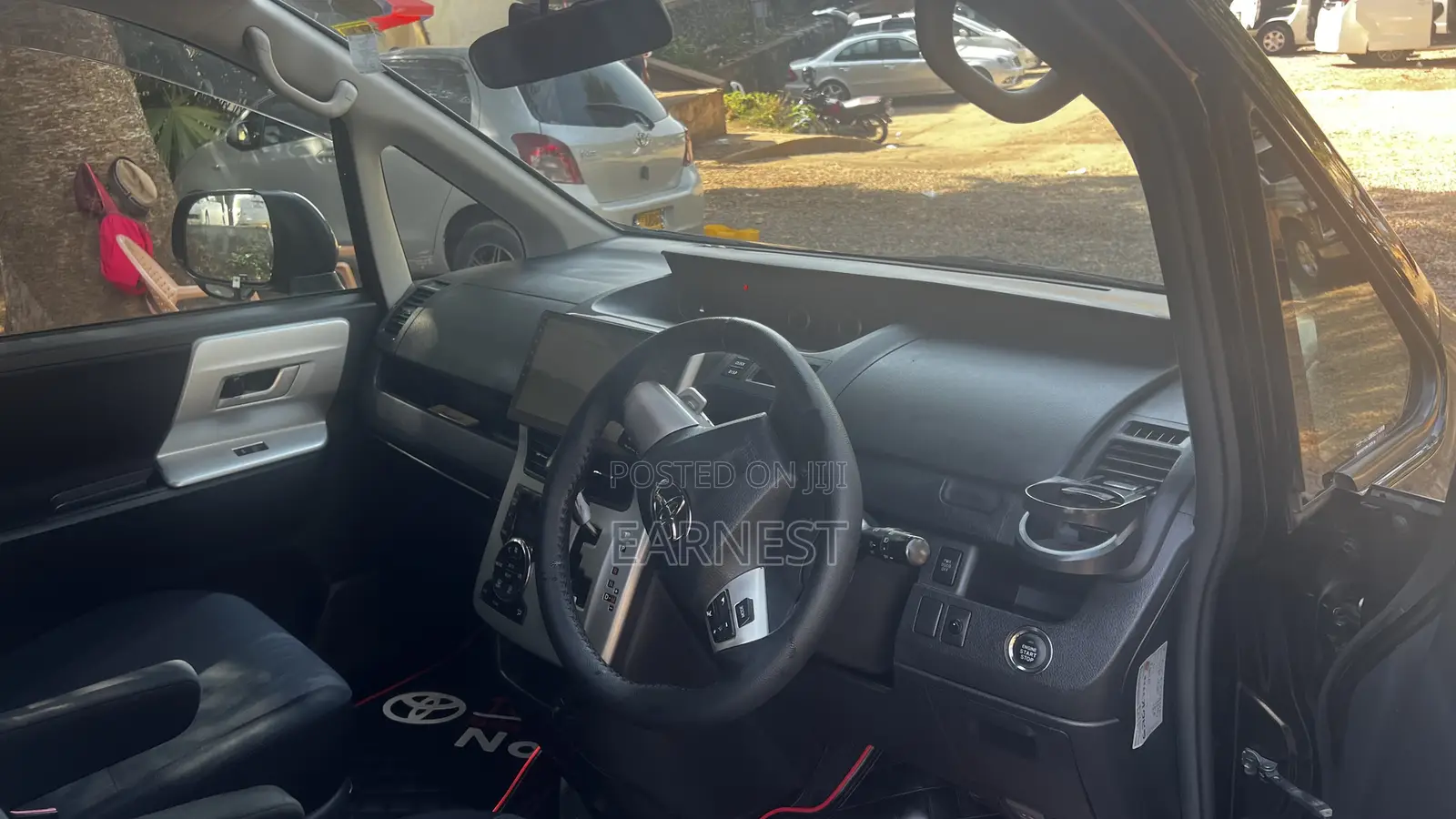 Toyota Noah 2.0 143hp FWD (8 Seater) 2013 Black