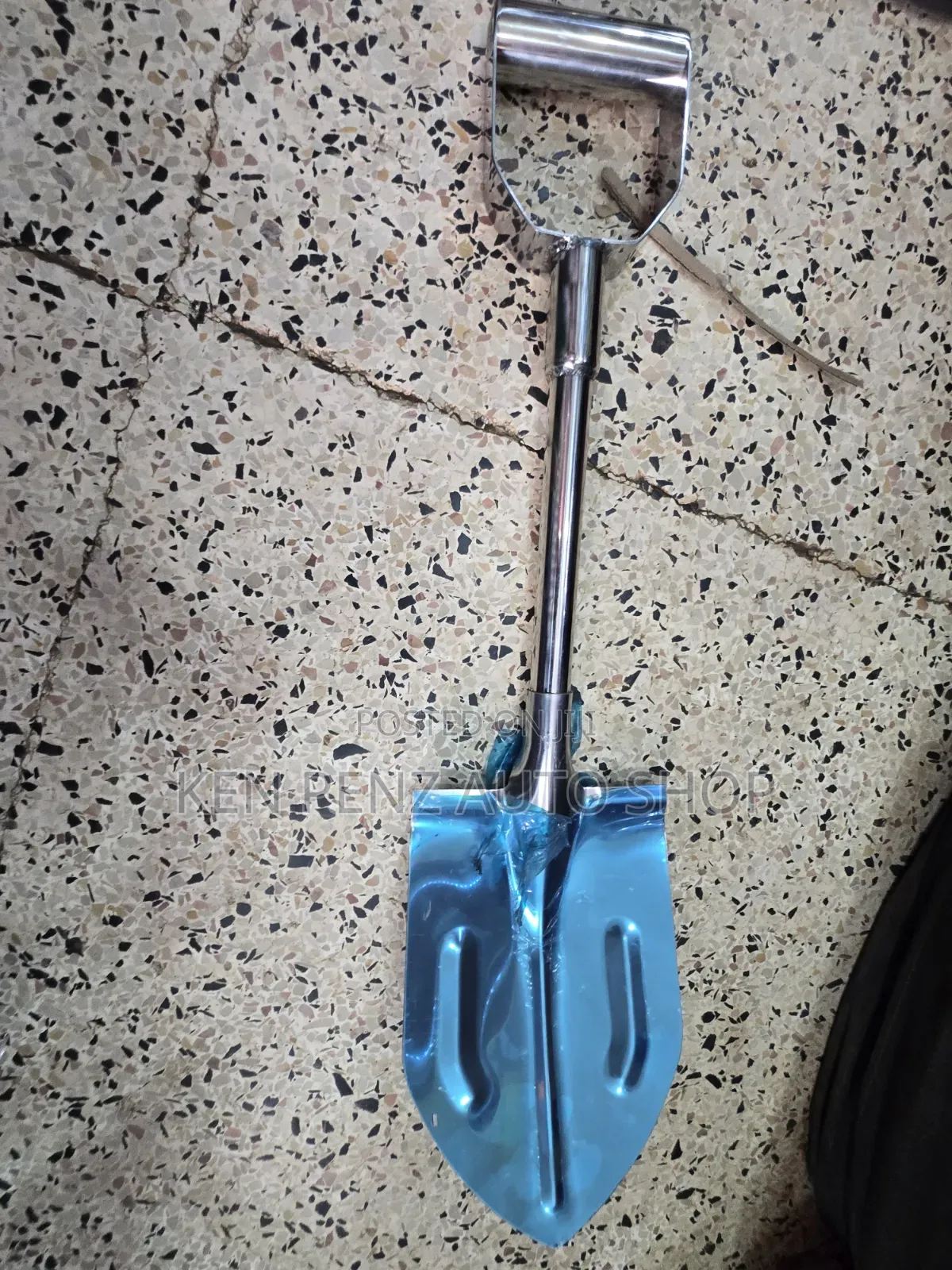 Emergency Car Shovel / Mini Spade Mounted Onto Car Spare Tyres