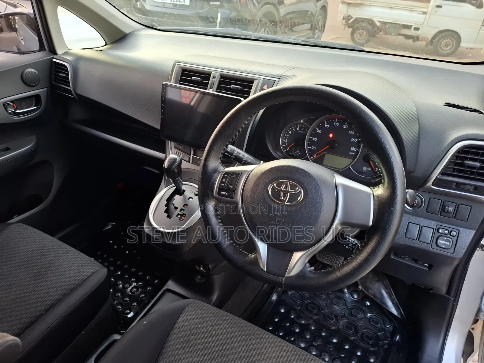 Toyota Ractis 1.3 FWD 2012 Silver