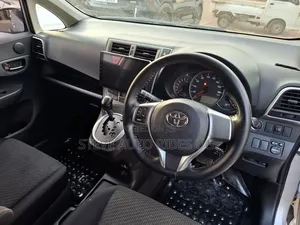 Toyota Ractis 1.3 FWD 2012 Silver