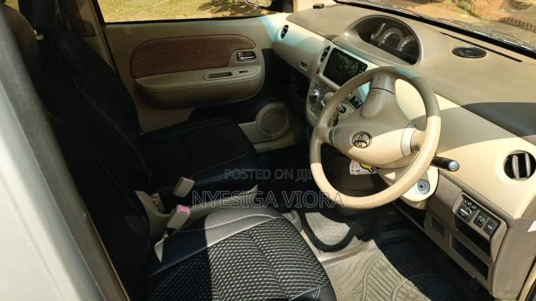 Toyota Sienta 2011 Silver
