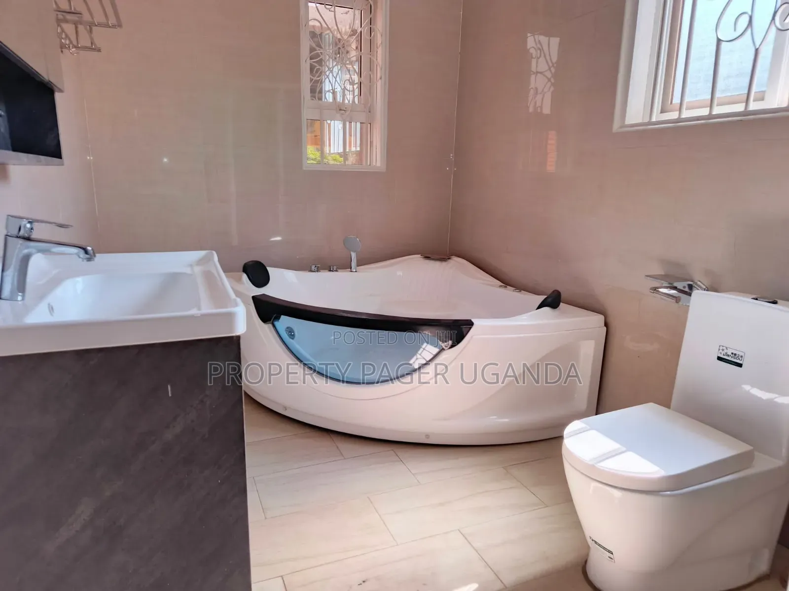 5bdrm Mansion in Kira for rent