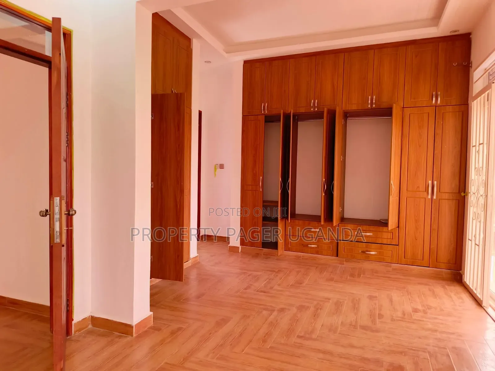5bdrm Mansion in Kira for rent