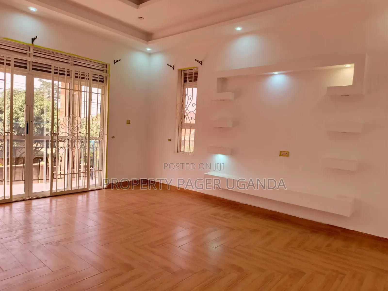 5bdrm Mansion in Kira for rent