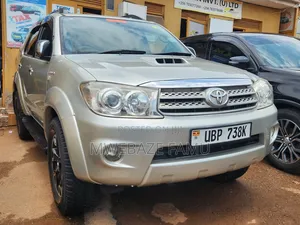 Toyota Fortuner 2010 Gold