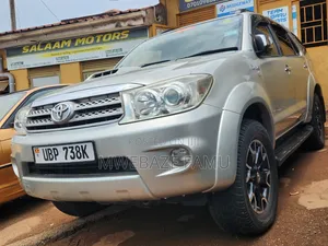 Toyota Fortuner 2010 Gold