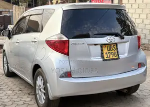 Toyota Ractis 1.5 FWD 2011 Silver