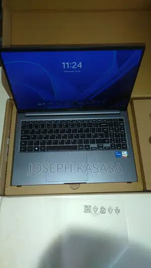 New Laptop Samsung Galaxy Book4 8GB Intel Core i5 SSD 512GB