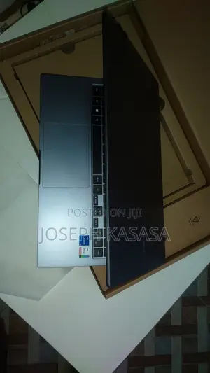 New Laptop Samsung Galaxy Book4 8GB Intel Core i5 SSD 512GB