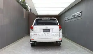 Toyota Vanguard 2012 White