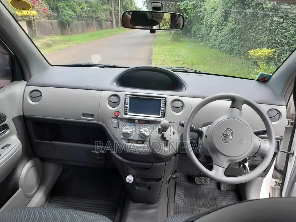Toyota Sienta 2008 White
