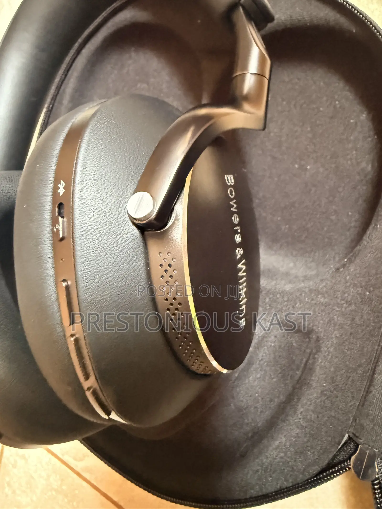 Bowers and Wilkins Px8 Headphone