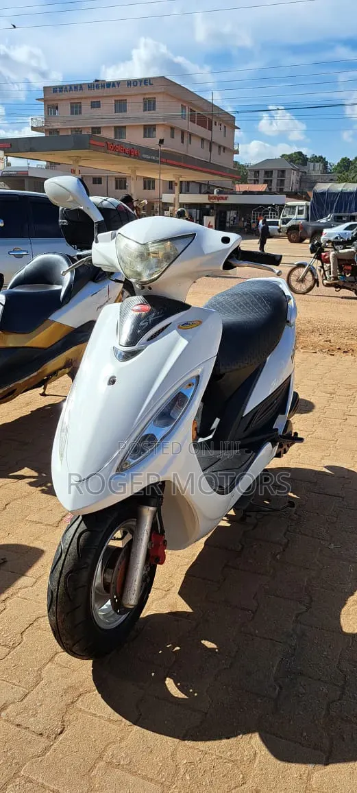 Yamaha Majesty 2025 White