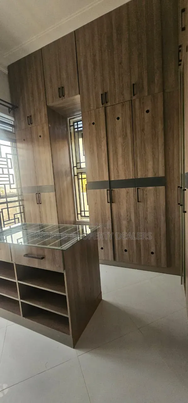 5bdrm Duplex in Lubowa, Central Division for sale