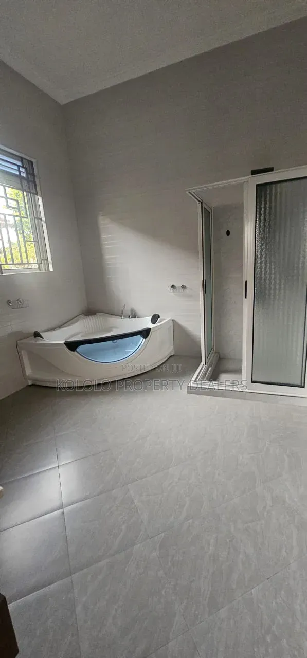 5bdrm Duplex in Lubowa, Central Division for sale