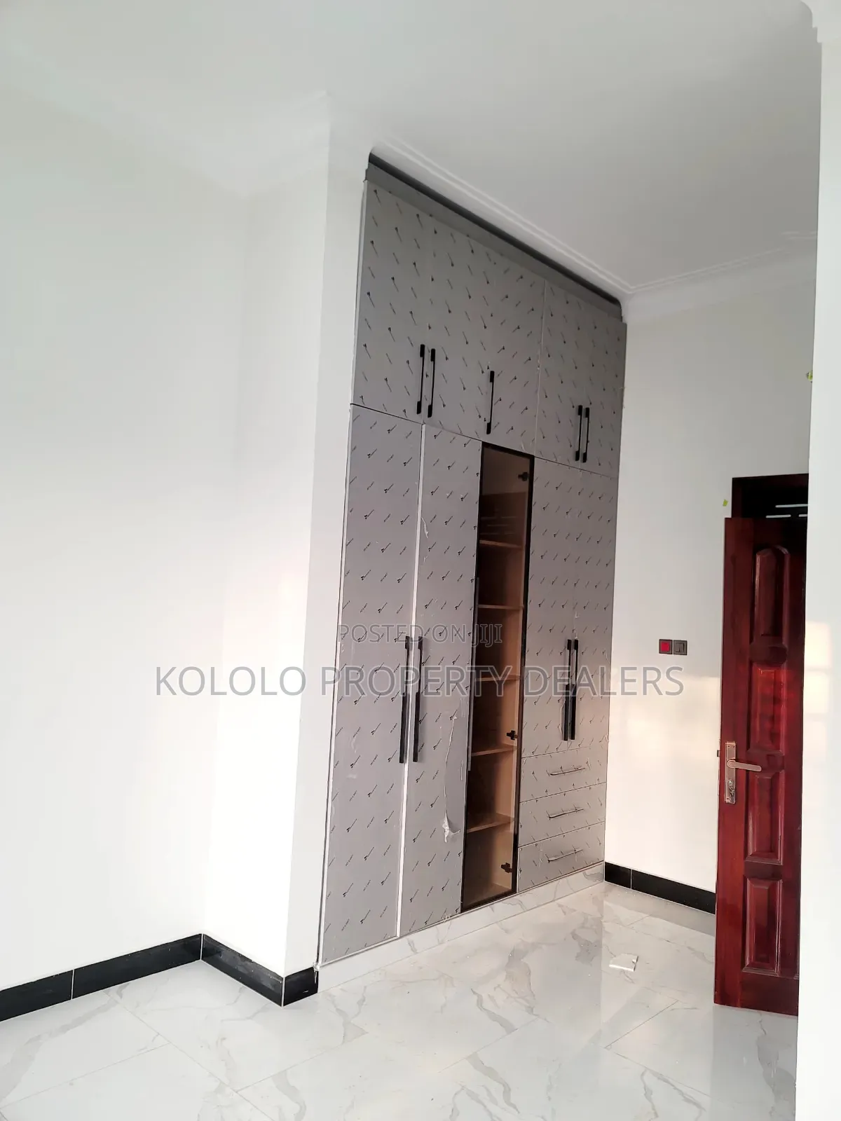 6bdrm Duplex in Akright, Central Division for sale
