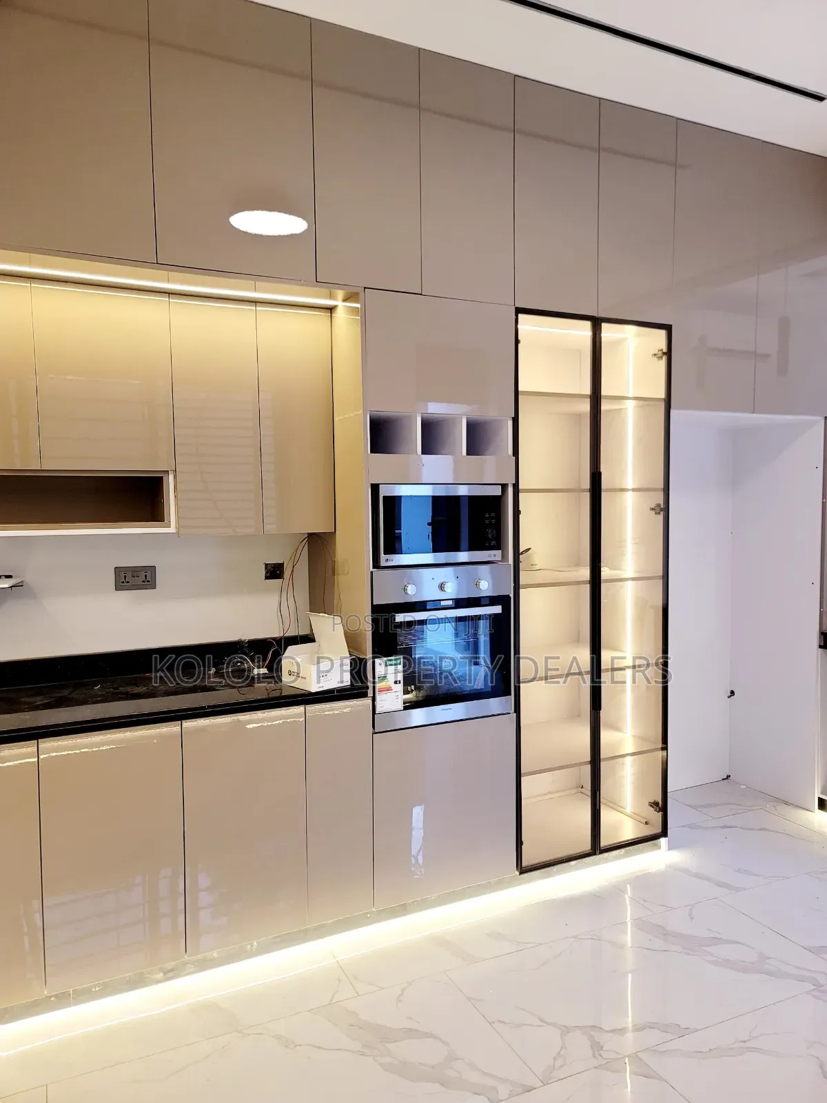 6bdrm Duplex in Akright, Central Division for sale
