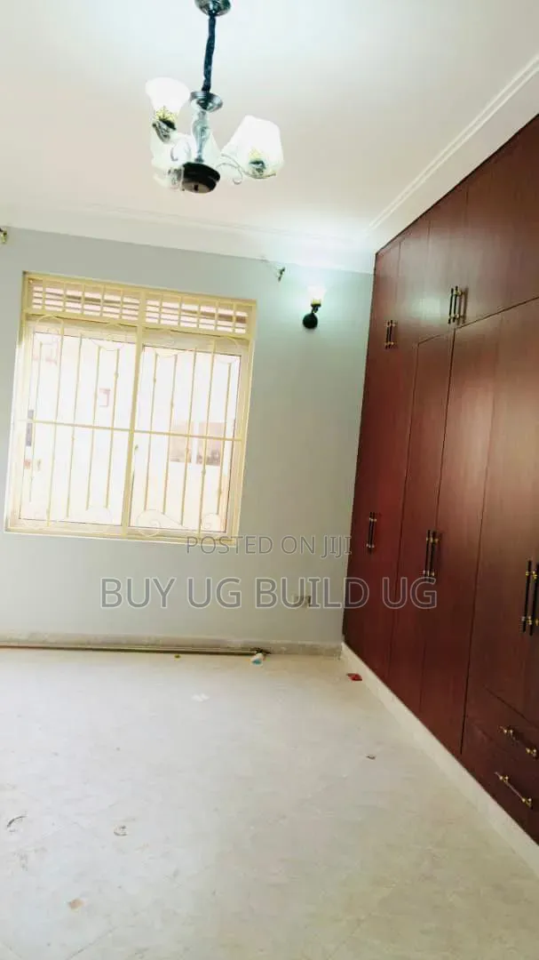 6bdrm Mansion in Bwebajja Entebe Road, Division A for sale
