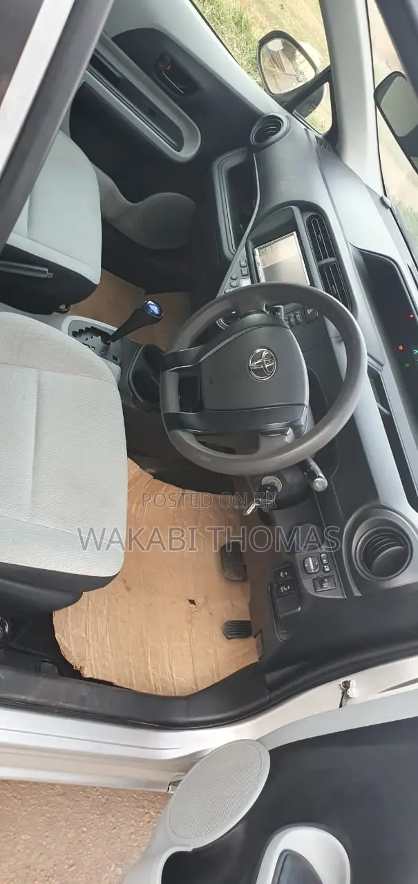 Toyota Aqua 2012 Silver