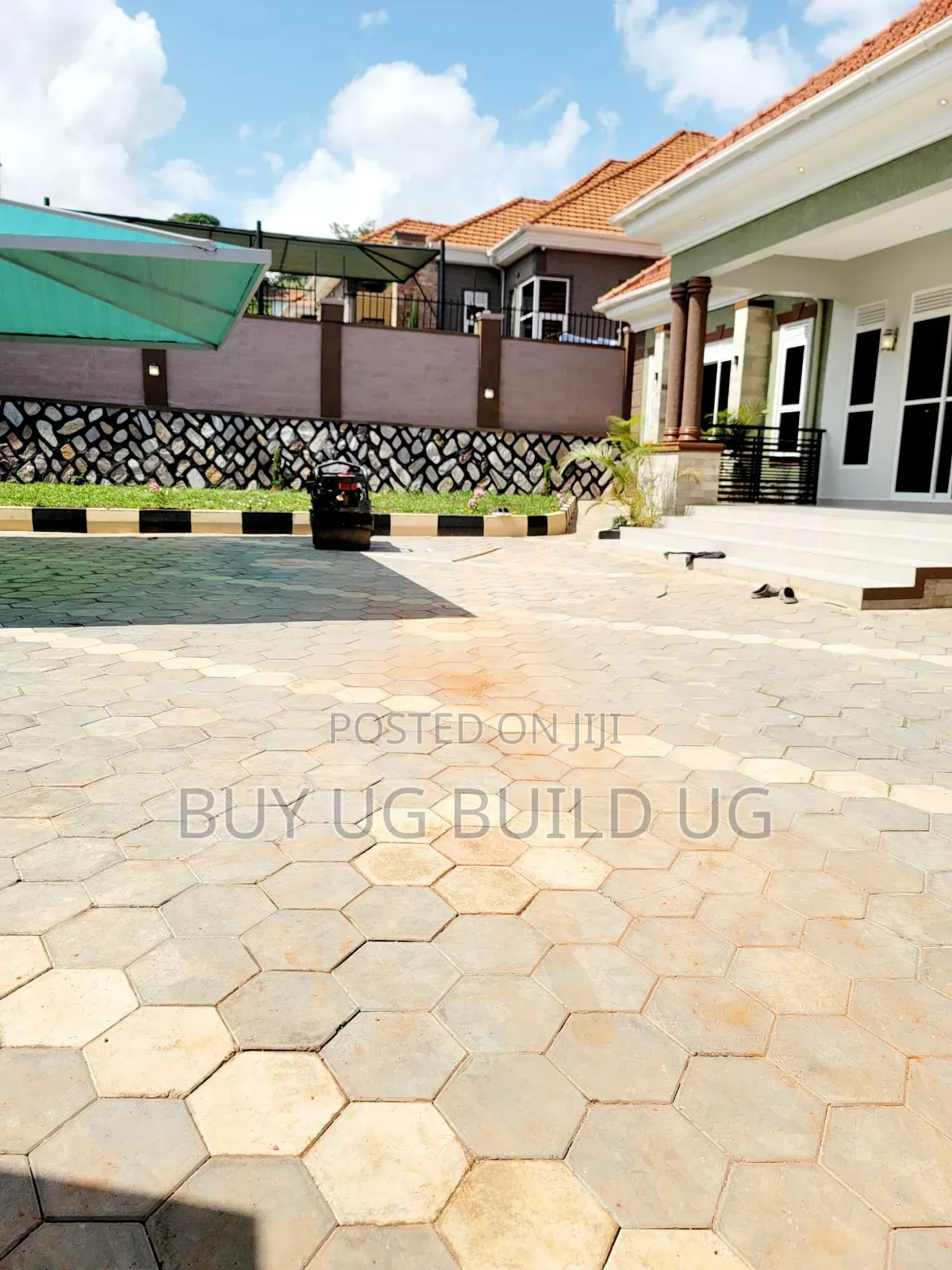 4bdrm Bungalow in Bwebajja Akright, Division A for sale