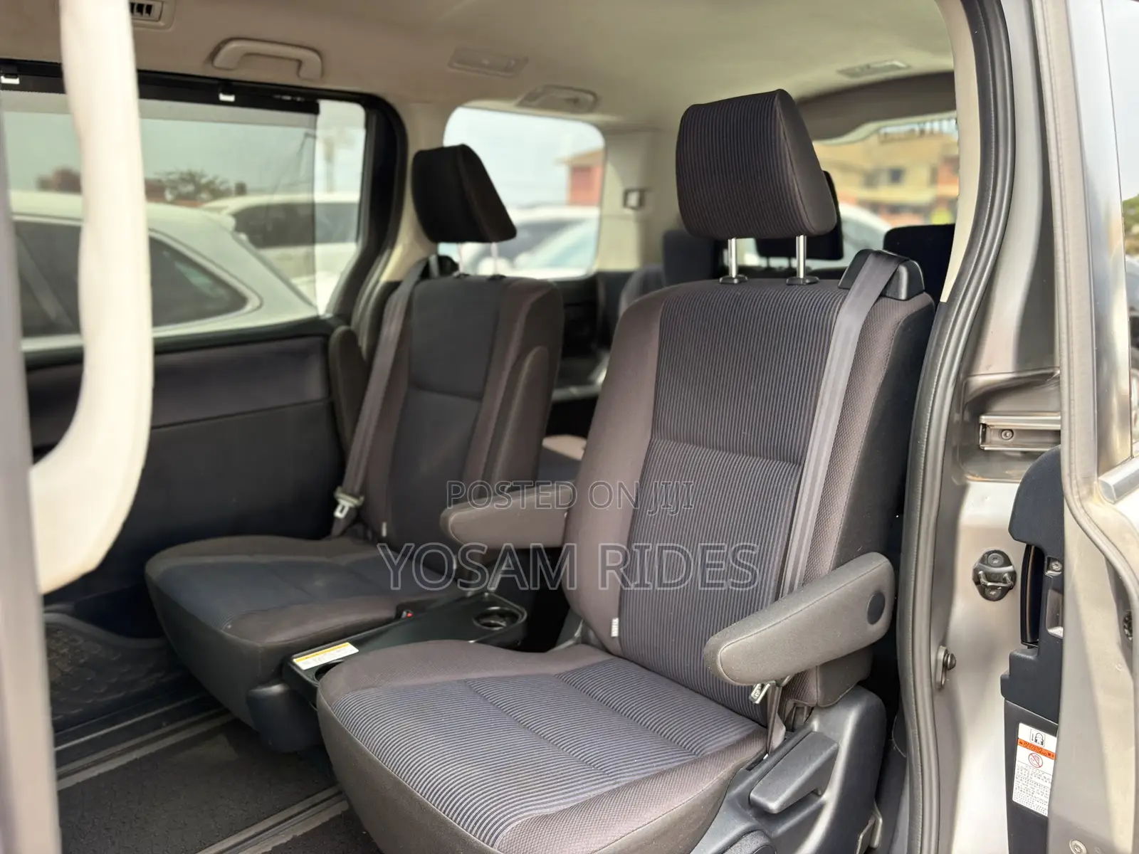 Toyota Noah 2.0 FWD (7 Seater) 2015 Silver