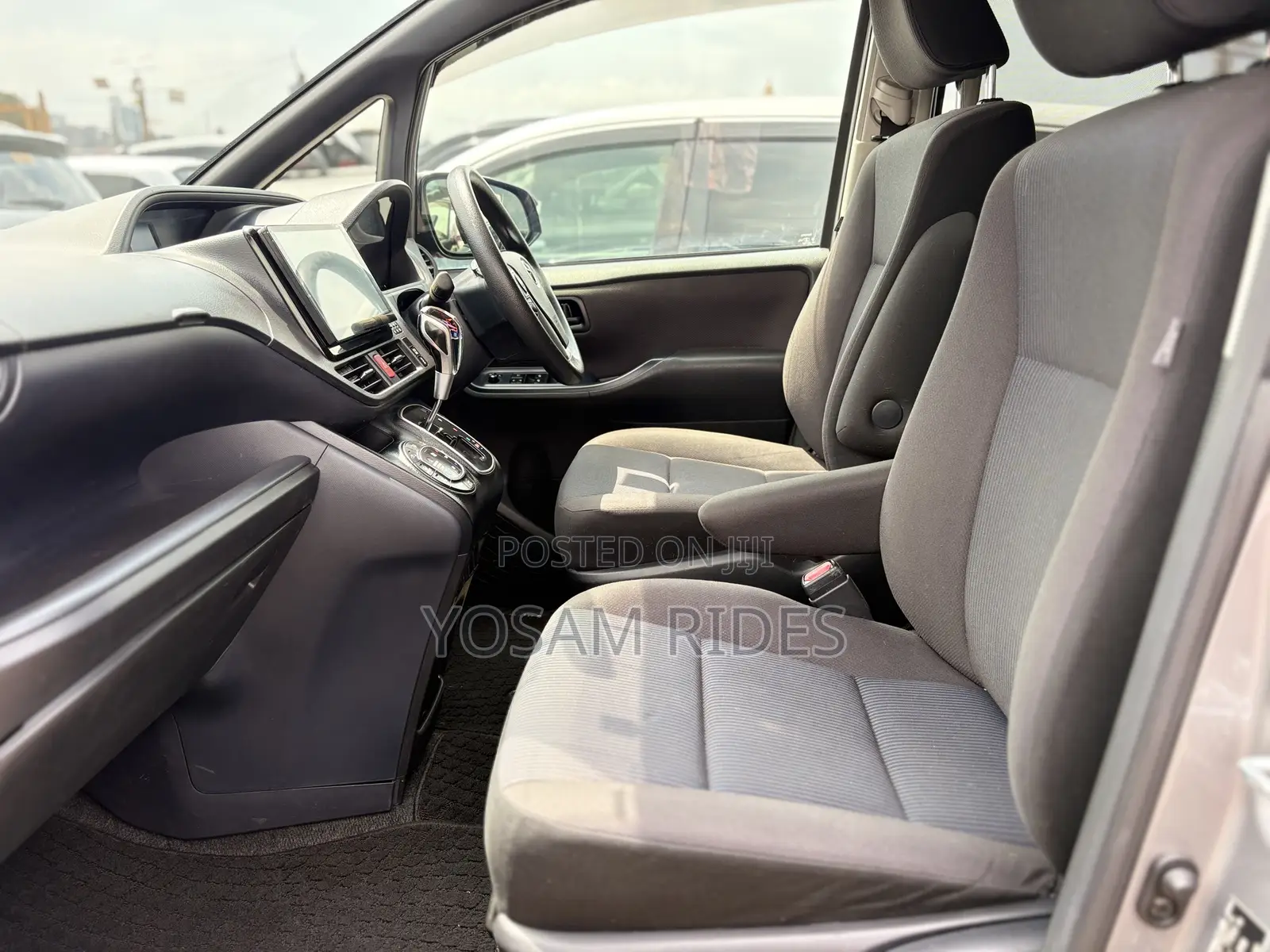 Toyota Noah 2.0 FWD (7 Seater) 2015 Silver