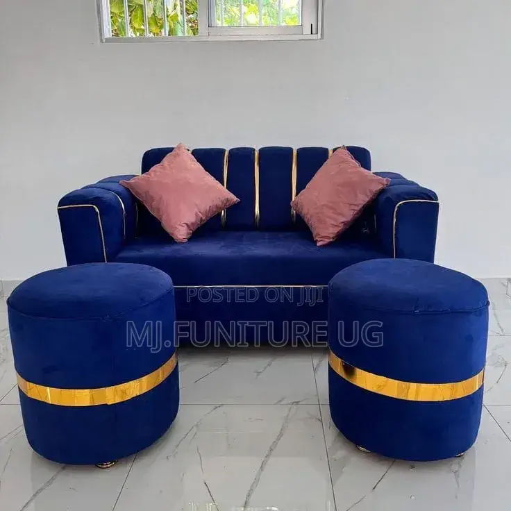 NYC Looking 2seater With 1 Pouf N Cushions