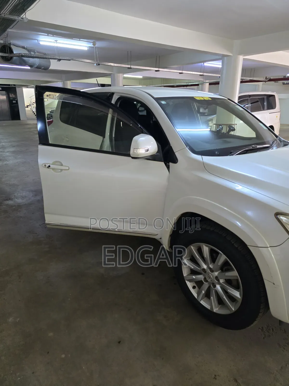 Toyota Vanguard 2012 White