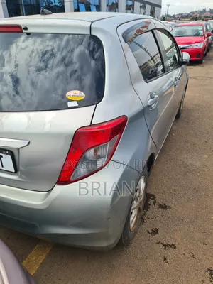 Toyota Vitz 2011 Silver