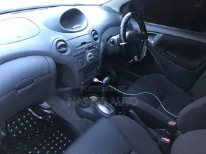 Toyota Vitz 2006 Silver