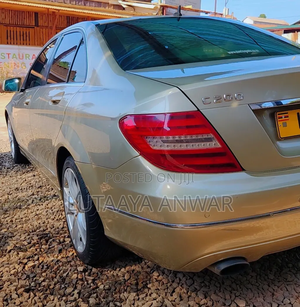 Mercedes-Benz C180 2014 Gold